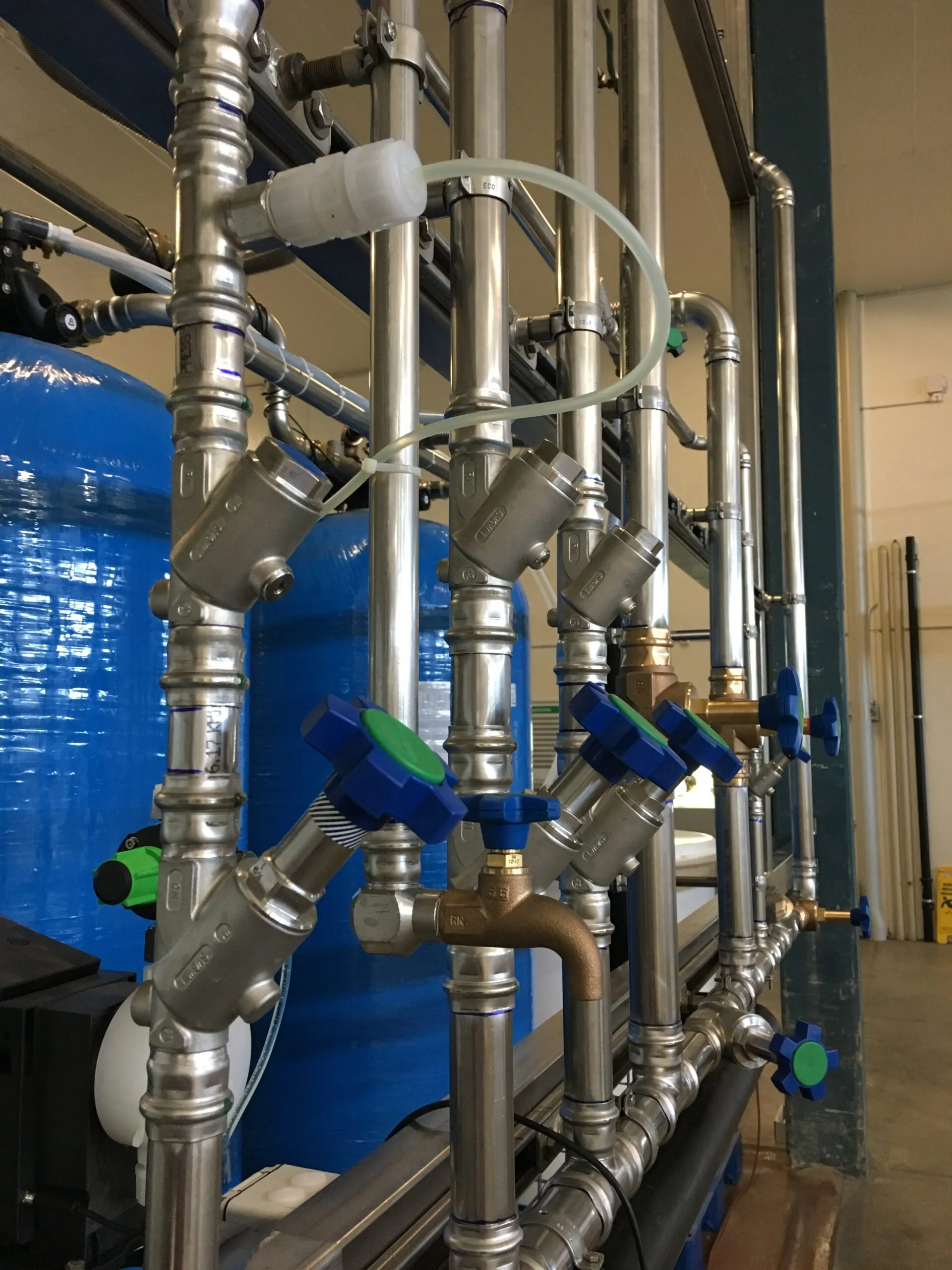 Edelstahl-Rohrsystem mit Ventilen in Industrieumgebung