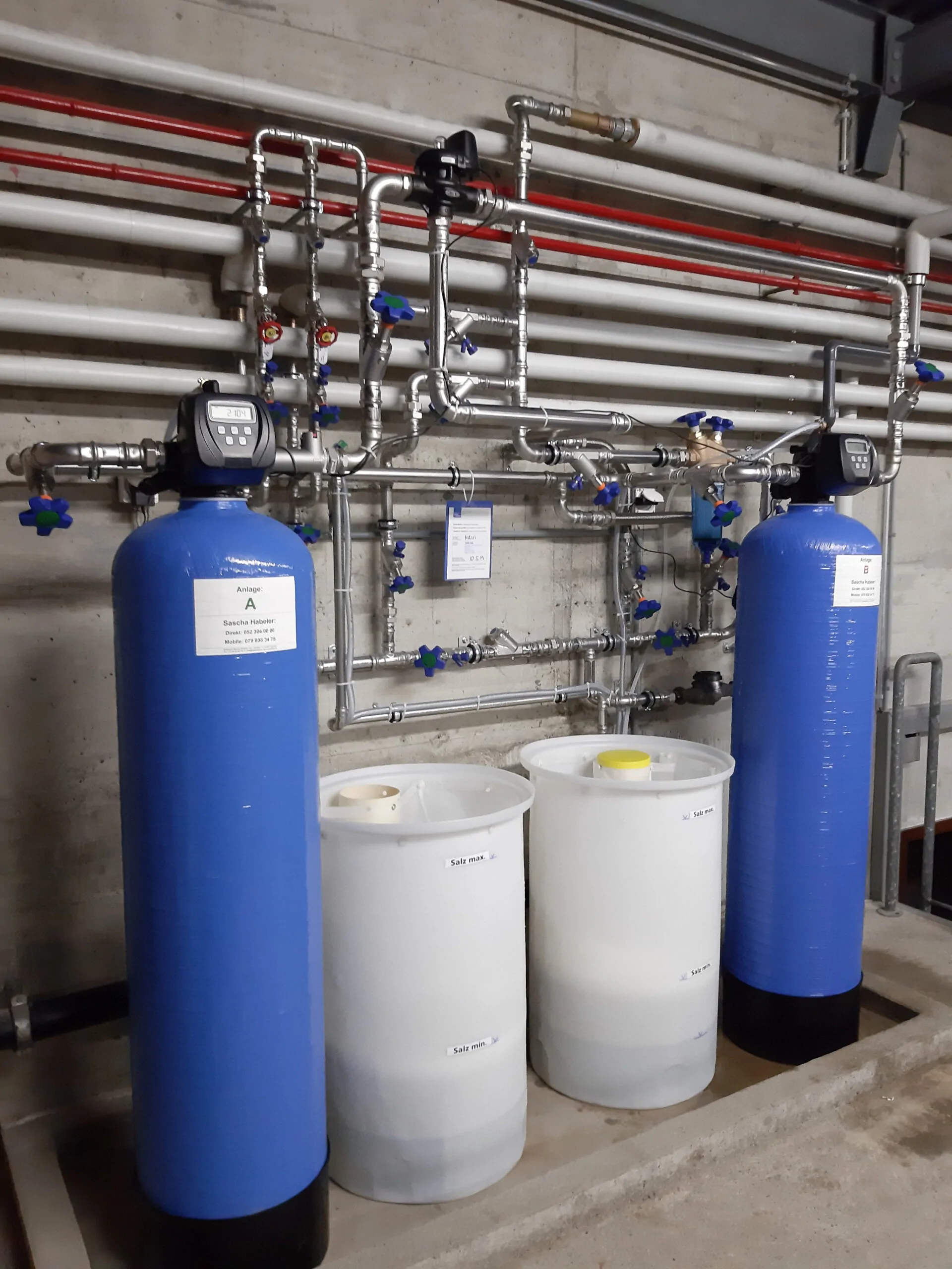 Zentrale Steuerung, By-Pass-Leitungen & Salzbehälter für effiziente Regeneration