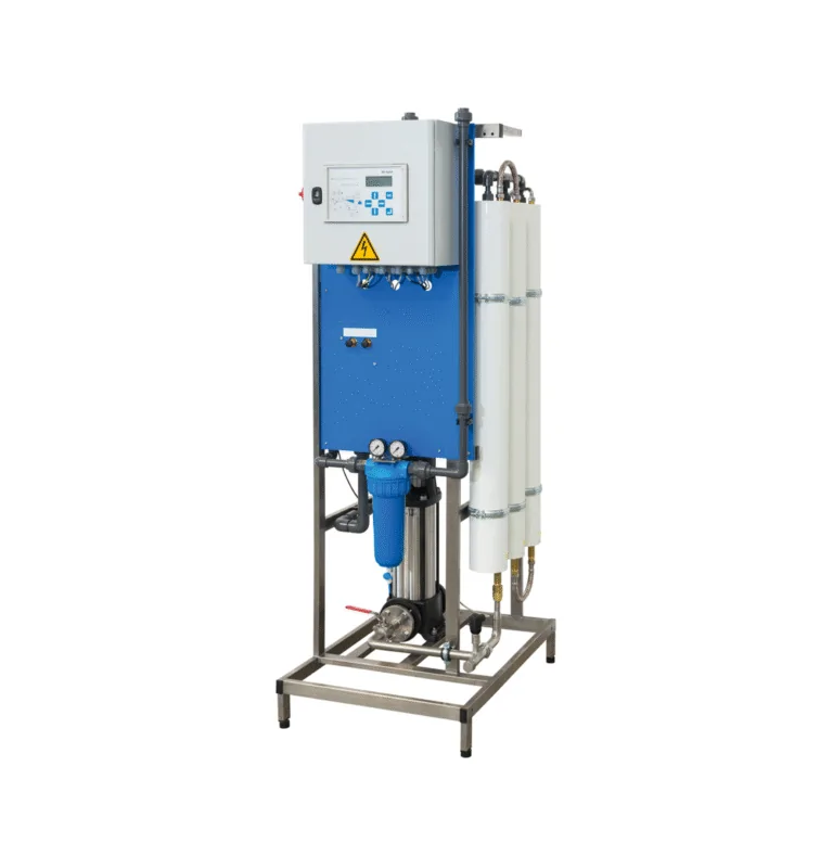 Professionelle Umkehrosmose-Anlage mit Steuerungspanel und Vorfilter für reines Wasser